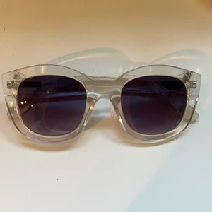 Les Specs Runaways - Knappt använda solglasögon med minimala repor, själva bågarna är lite lösa men går att skruva så de är tajtare, kommer med ett fodral och putsduk, nypris runt 700kr