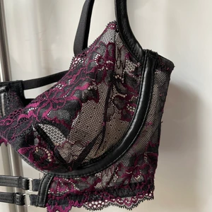 Hunkemöller BH - Super fin Balconette bh från Hunkemöller, super fin att ha under kavaj eller V ringad topp. Använd ett fåtal gånger. 