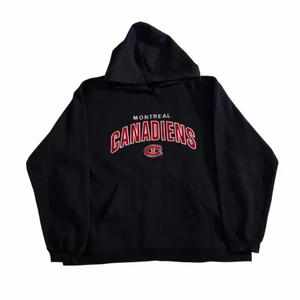 Canadiens - Vintage hoodie - En vintage collegehoodie från Montreal canadiens som har ett tjockt tyg av bra kvalitet. Det är embroderat på vilket betyder att kvaliteten på själva trycket också är bra. Köpt på tjjmaxx som är en amerikansk secondhandbutik 