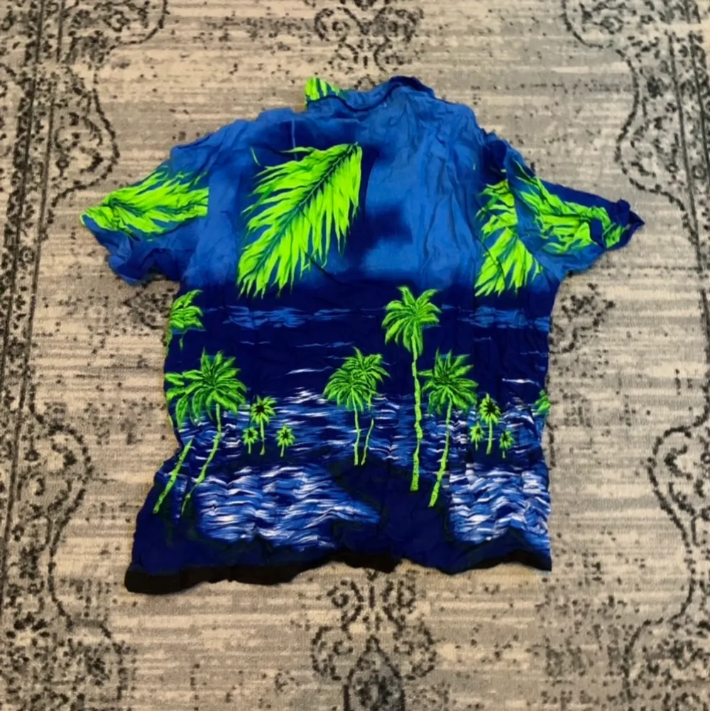 Blå och grön Hawaiiskjorta köpt på second hand för ett drygt år sedan, knappt till aldrig använd. 🌴🌊. Skjortor.