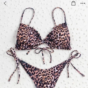 Oanvänd Shein bikini topp  - Säljer pga för liten! Är helt oanvänd! Jag bär 75B, men denna passar för A-kupa 🤍 fraktkostnad tillkommer på 22kr