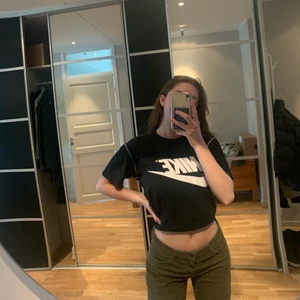 En snygg adidas t shirt - Säljer denna supersnygga adidas tshirt!! Den är i gott skick och bra kvalite! Det står ingen storlek på men skulle tänka mig s/m❤️🥰 köparen står för frakten!