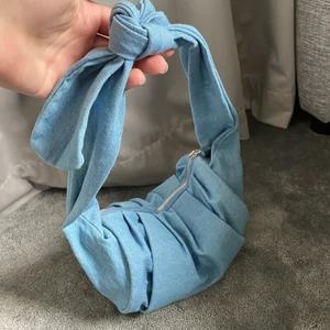 Somrig väska från ASOS  - SÅÅÅ fin väska till sommarn och våren. från asos och i jeansmaterial. Köpte den förra året, vet ej om den finns kvar. Superfint skick och faktiskt väldigt rymlig. Verkligen såså fin men kom tyvärr inte till användning💙💘