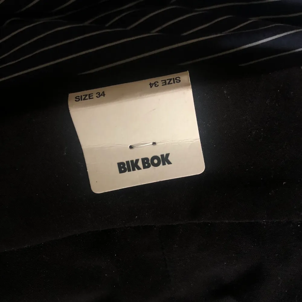 Dom populära kostymbyxorna från bikbok i modellen Andrine, byxorna är köpta för 299kr och är slutsålda på nätet och i dom flesta butikerna. Jag säljer ett par helt oanvända i storlek 34/XS, köparen står för frakten!💞💘. Jeans & Byxor.