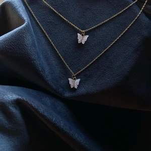 Fjäril halsband - Fjäril halsband i färgen vit. Kostar 49kr