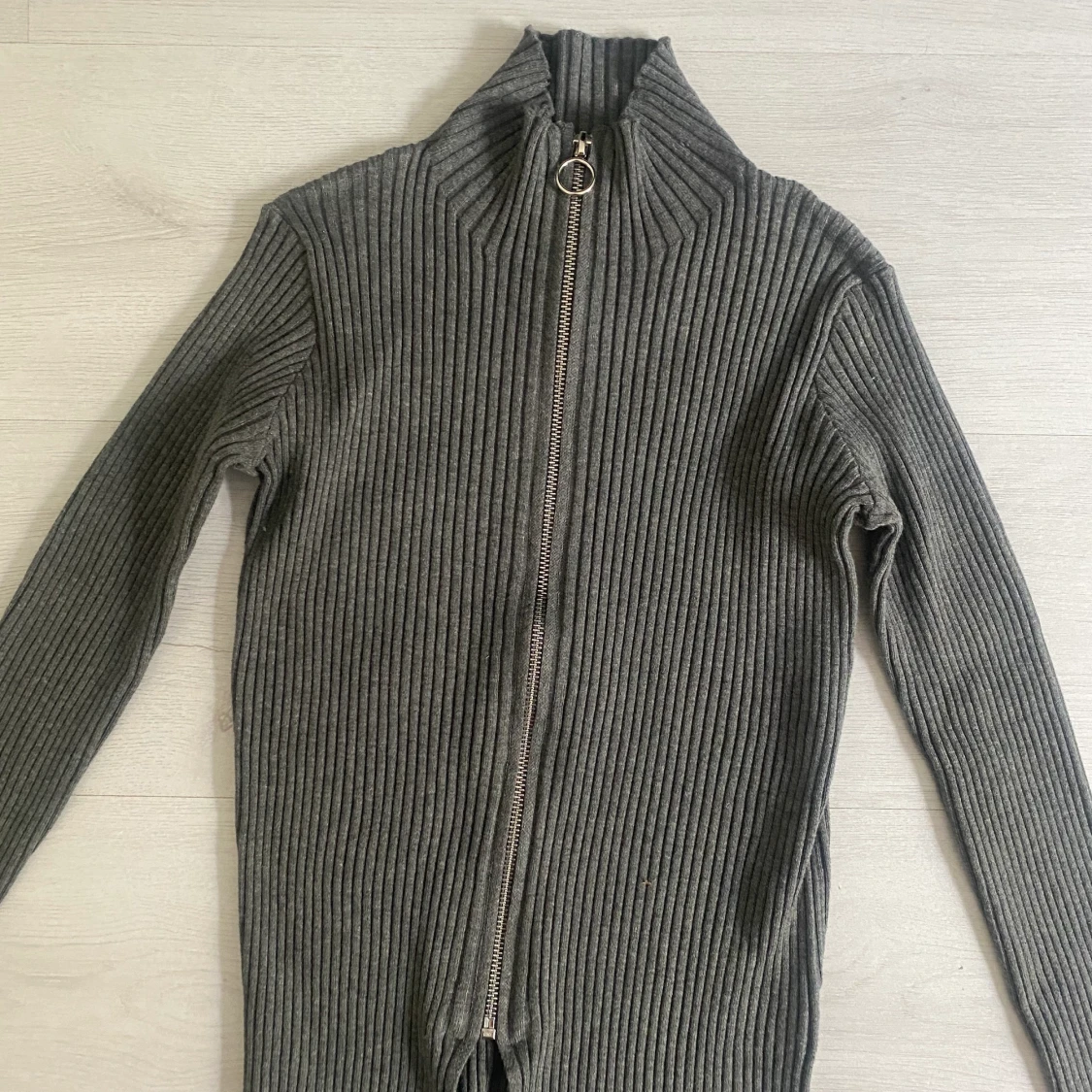 Grå stretchig tröja med dragkedja 