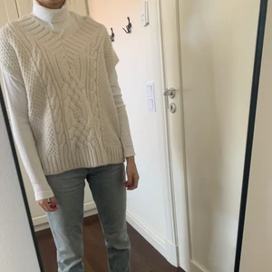 Stickad Väst - Nästan oanvänd stickad väst från HM🤍