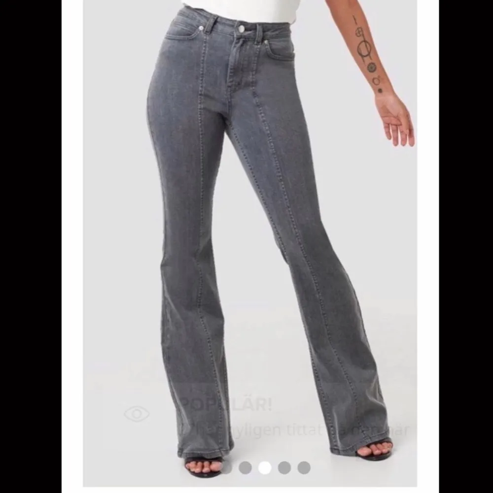 Skitfina gråa bootcut jeans från afj x nakd med mid waist💓 bilderna är lånade. Jeans & Byxor.