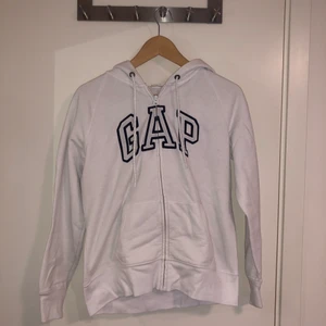 GAP hoodie - En fin gap hoodie i nyskick, den används inte men är väldigt fin