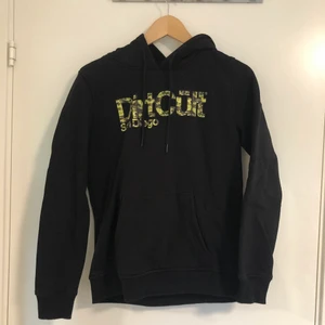Dirtcült hoodie - Säljer en dirt hoodie, den är i storlek L och nästan nyskick då jag knappt använt den☺️❤️