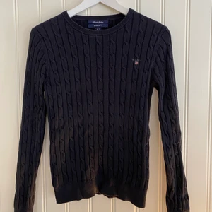 Gant Kabelstickad tröja - Säljer denna tröjan från Gant då den inte längre används. Den är i Storlek S.