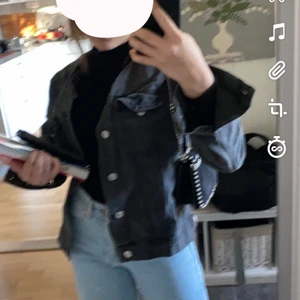Jeans jacka svart. Skriv för fler och bättre bilder!!! - En svart jeans jacka i storlek s men passar alla mellan xs-m.  Inte jätte använd så den är fräsch