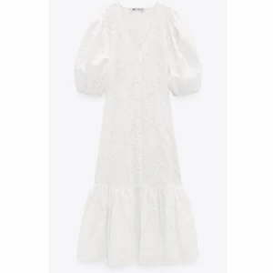 Zara klänning - Klänning från Zara🤍 Modellen passade inte mig och jag glömde såklart att skicka tillbaka den. Aldrig använd med alla lappar kvar.  Storlek XS men modellen är luftig så passar även Small/Medium. Säljer den för 559kr (vad jag köpte den för), jag står för spårbar frakt på 66kr.