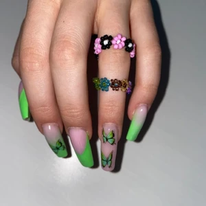 🤍🌻Blomringar🌻🤍 - Hej vackra ni! Det här är en blomring och det första ni kan köpa av oss. Ringarna går att få i valfri storlek och alla möjliga färger och nyanser. Hör av er om ni är intresserade eller har frågor, hoppas ni ska tycka om vårt första smycke🤍🌻🤍