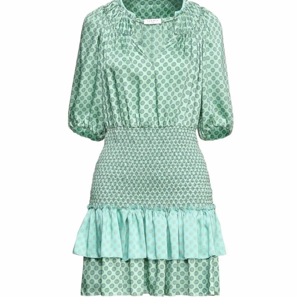 Hej!! Söker denna klänningen ifrån Sandro Paris! Skriv gärna om ni har denna och kan tänka er sälja 💕💕💕💕💕💕. Klänningar.