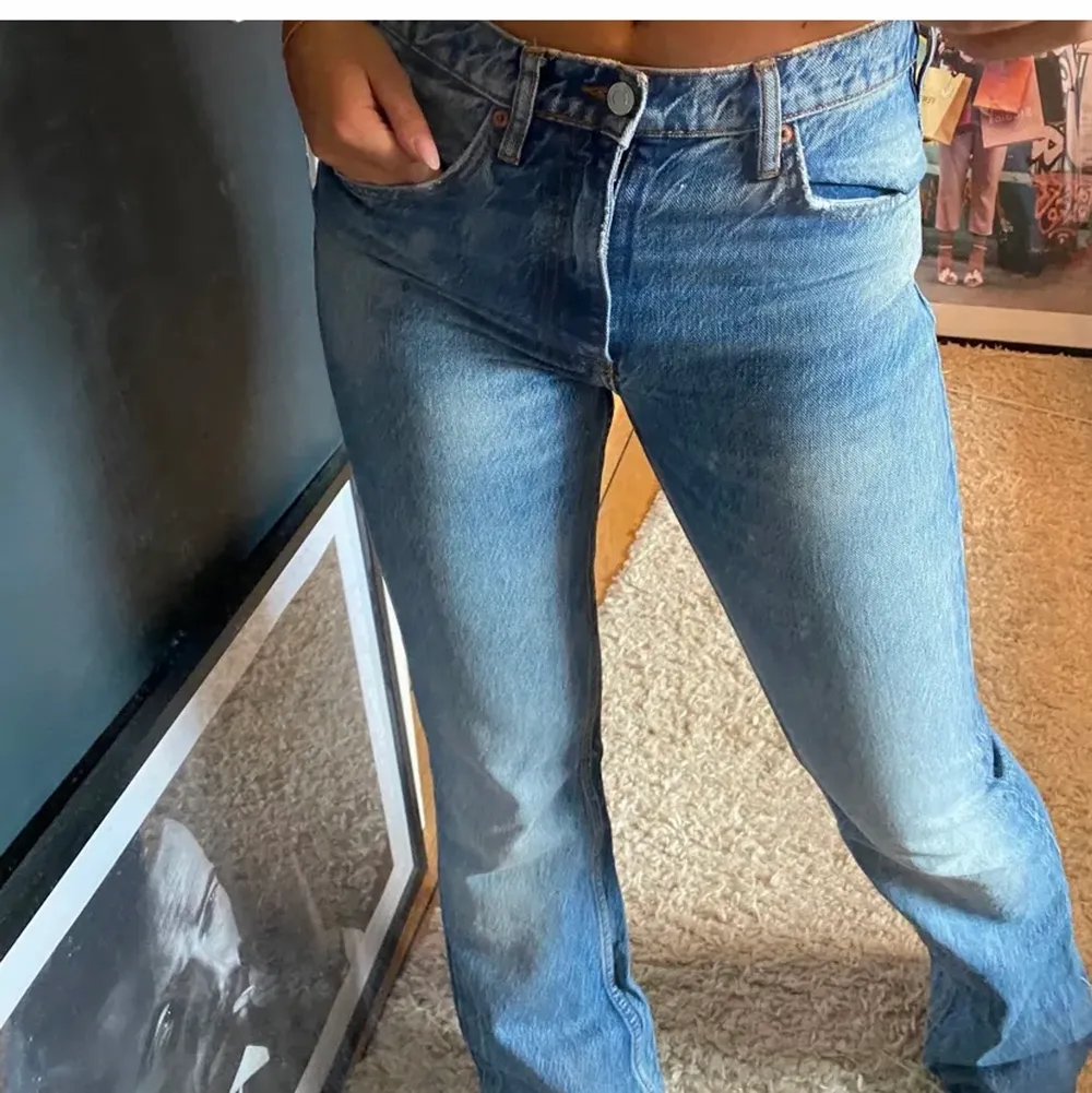 As fina zara jeans jag köpte här på plick som tyvärr va förstora, de e i stl 38 men hon på bilden när oftast 36 och är 1.68cm lång, jätte fint skick!. Jeans & Byxor.