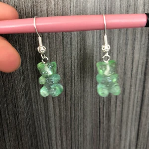 Glitter green gummy bears - Glittriga gröna/lite genomskinlig gummibjörns örhängen! Kom privat för mer