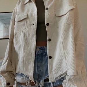 STYLISH JACKA - En clean ”jacka” att använda när det är lite kyligt men för varmt för en jacka. Svinsnygg men han inte fått någon användning för den. 