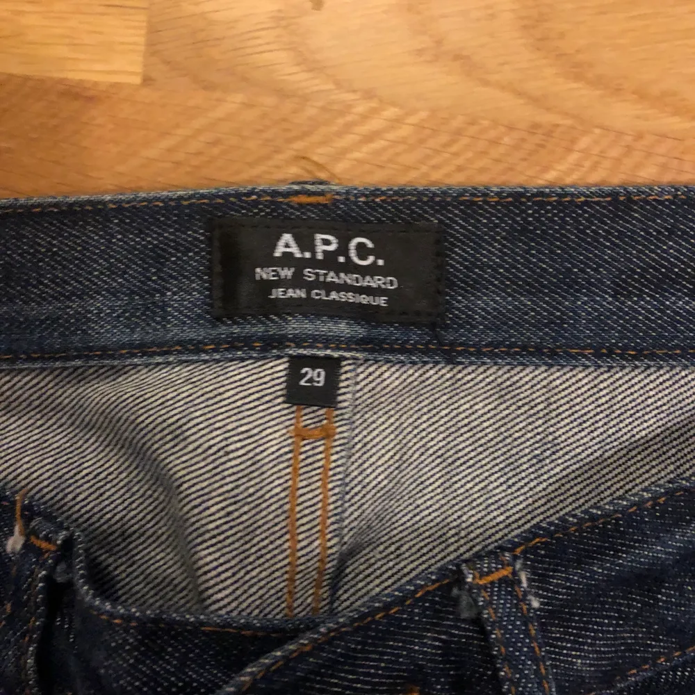 Säljer dessa sköna APC jeansen med extremt bra kvalitet. Jeansen är använda 3 gånger men är fortfarande i toppenskick. Sitter ca W29 L29. Lösare runt vaderna och lite tajtare runt låren. Kan gå ner i pris vid snabb affär. Bjuder på frakten.. Jeans & Byxor.