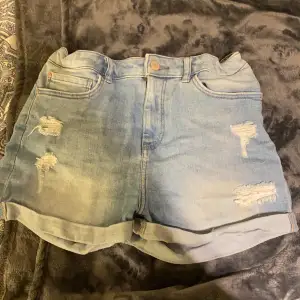 Snygga högmidjade jeansshorts, vet ej vart ifårn 