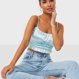 DEN ÄR SVART! Kolla nästa bild🥳🥳 - As snygg fest topp från Nelly! Är inye ljusblå tyvärr utan svart!🐻🐻 Är i storlek S, köpte den för 249kr säljer den för 100kr plus frakt 