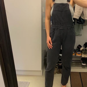 Dr. Denim hängselbyxor  - Svarta hängselbyxor från Dr. Denim. Välanvända men annars i gott skick. Storlek 38.