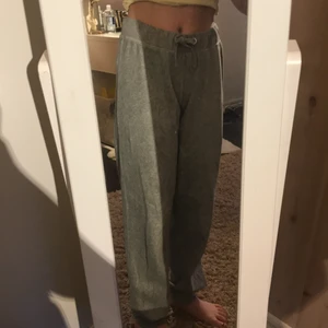 Mjukisbyxor - Mjukis byxor 👖 för 90kr. Passar 13-14 åringar och har använt dom cirka 2-3 gånger. Varje  gång jag har använt dom har bara varit hemma.