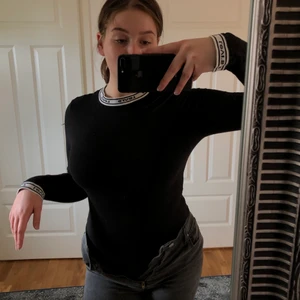 Levis långärmadtröja - Snygg svart tröja med Levis detaljer. Body. 