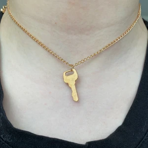 Guldigt nyckel halsband - Ett guldigt halsband men en liten nyckel på som tyvärr aldrig kom till användning men jag tror kommer vara fin på dig! 
