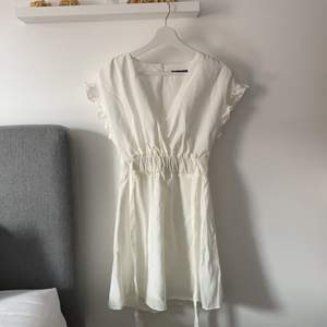 Säljer min fina vita klänning, Passar perfekt till studenten! I storlek XS❤️ Säljer för 150kr