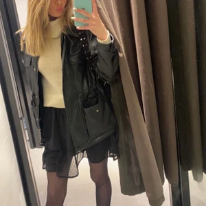 Polotröja  - Säljer denna skitfina och bekväma polotröja i storlek S älskar denna verkligen men har köpt en till i vit så gör mig av med denna till någon annan lycklig person💖💖 inga skador eller liknande, precis som ny från Vero Moda dock köpt för ett tag sedan så finns inte kvar🙌🏽