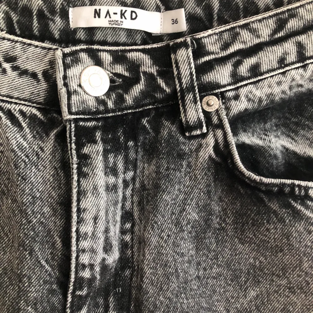 I princip helt oanvända snygga jeans i superfint skick. Så snygga och trendiga jeans, men är tyvärr för små för mig. Skönt material och endast tvättade en gång!!❤️. Jeans & Byxor.