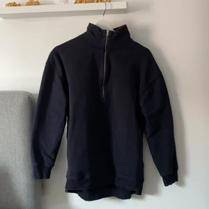 Zip up tröja - Säljer denna marinblåa zip up tröja från Filippa K. Kommer tyvärr inte till användning längre och behöver få ny kärlek då den är i fint skick!❤️