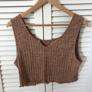 Brun topp - Så snygg brun topp, köpt i Italien 2019. Är i storlek L men sitter som M.⚡️