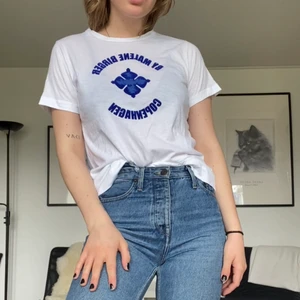 Malene Birger T-shirt - Superfin och skön T-shirt från Malene birger. Hur bra kvalitet som helst förutom att min mamma förstörde märket där fram. Mina mått hittar ni i min profil om ni är osäkra om plagget kommer att passa er! ❤️
