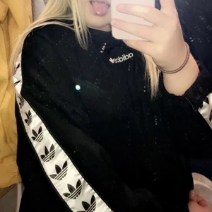 Adidas sweatshirt - Svart adidas sweatshirt jag verkligen älskat, säljer för att den tyvärr aldrig används längre. Köpt på Urban outfitters för 700💘 Så snygg oversized passform!!