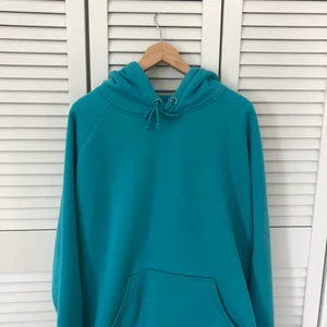 Hoodie - Så fin och mysig blå hoodie från bikbok!! Typ det mysigaste man kan ha på sig!!🦋 Passar som en L!