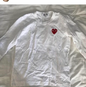 comme des garçons tröja - Vit, långärmad comme des garçons tröja. Knappt använd. Storlek S men lite åt det mindre hållet. 