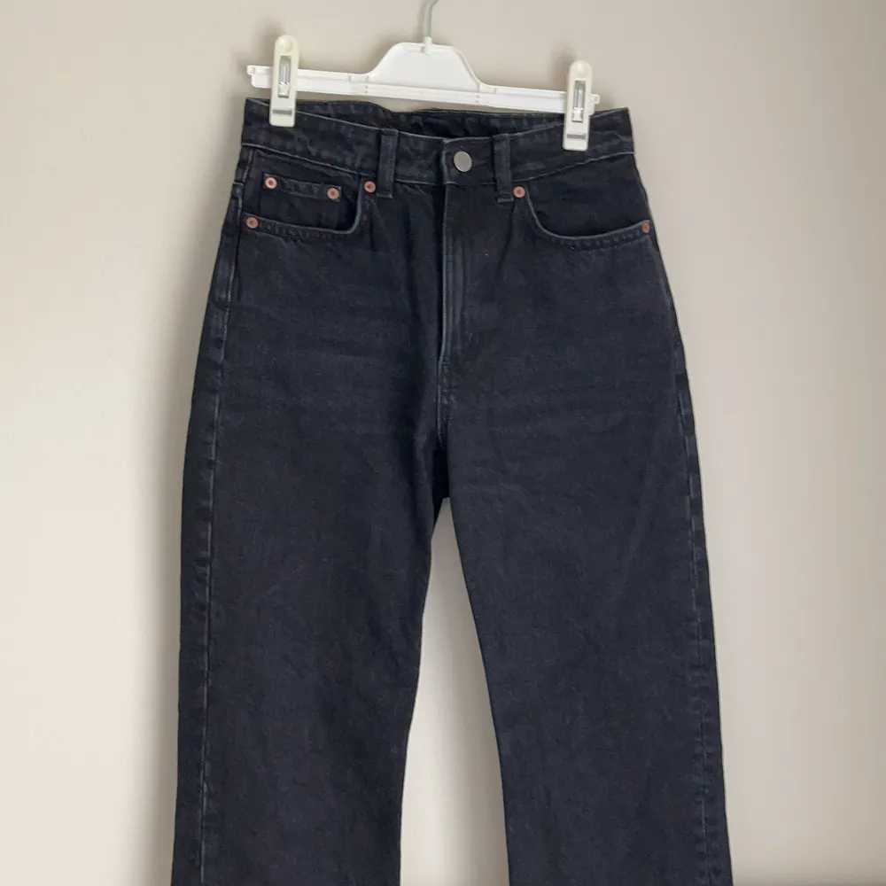 Säljer mina svarta jeans från weekday i storlek 25/30. Dem är i väldigt fint skick. Köpt för 500kr och säljer för 180+frakt(köparen står för frakten)😊😊. Jeans & Byxor.