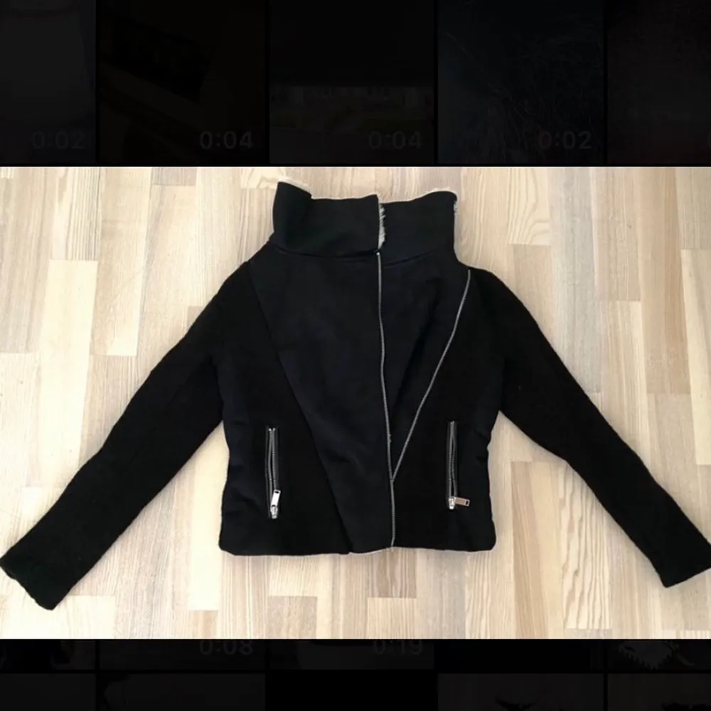 Fin svart jacka från H&M i storlek 36. Priset kan diskuteras 😊😊 Köparen står för frakten. Jackor.