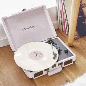 Vinylspelare fron Urban Outfitters - Köpte denna för flera år sedan men ska köpa en ny vinylspelare. La ut den för någon månad sedan men det blev något fel med annonsen :( Den är iaf i rosa sammet och går att stänga som en resväska. Priset kan diskuteras, köpte min för ca 900.