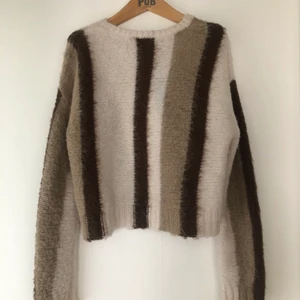 Cool tröja från NAKD  - Cool brun randig tröja från NAKD storlek s. Är väldigt snygg på och i bra skick! 