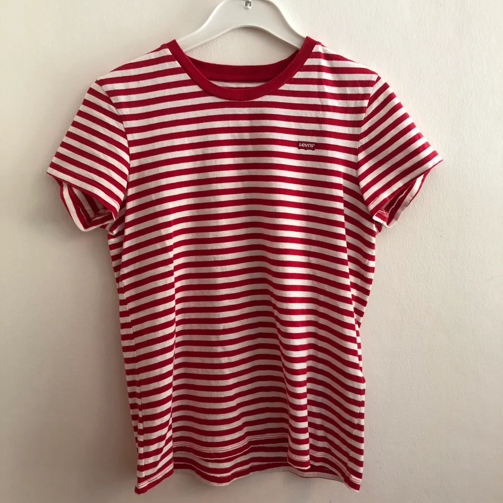 Röd och vit randig Levis t-shirt med liten Levis patch på bröstet, använd ett par gånger, bra skick, inga skador. Storlek S. T-shirts.
