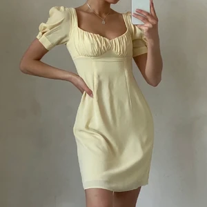 Gul klänning - OBS lånade bilder! Säljer denna fina gula klänning från NAKD i storlek S💕 bud vid fler intresserade🥰 KÖP DIREKT FÖR 399 inkl frakt!