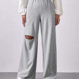 Mjukisbyxor  - Snygga och sköna mjukisbyxor, använda få gånger! Resoebander har på något sätt vridit sig, men kan säkert fixas! Köpt för 180kr