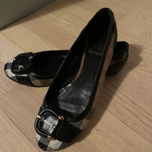 Burberry Ballerina  - Superfina Ballerina dam ballerina i skinn med burberry rutiga logo tyg.
