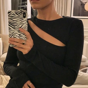 Svart festtopp - Skitsnygg festtopp med en detalj på framsidan. Använd en gång, ser ut som ny! Storlek XXS, men skulle säga att den passar XXS-S, köpt för 300 kr, säljer endast vid stort intresse och bra pris 💓💓 Frakt tillkommer!! Tveka inte på att höra av er 💓