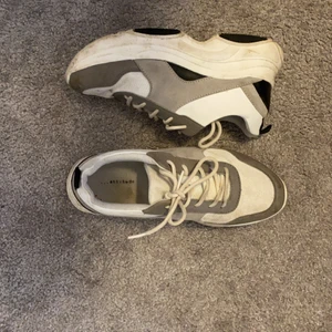 Sneakers inför våren/sommaren - Snygga sneakers. Använda fåtalet gånger. Priset kan diskuteras vid intresse. Önskas fler bilder kontakta mig💕