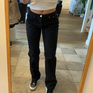 Zara lågmidjade jeans - Ett par skitfina lågmidjade jeans från zara! Köpta här på plick (andra bilden lånad från förra ägaren) men då dom inte riktigt satt som jag hoppats, så säljer jag dom därför vidare. Strl 42 men liten i storlek och kan därför passa 40 & 38 beroende på hur man vill att dom ska sitta, jag själv brukar ha strl 38 