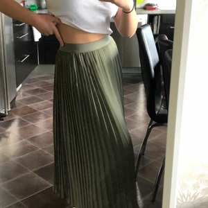 Kjol - En snygg grön plisserad kjol!💚 i väldigt bra skick, jag säljer den pga att jag har för många;) Den är ifrån NAKD